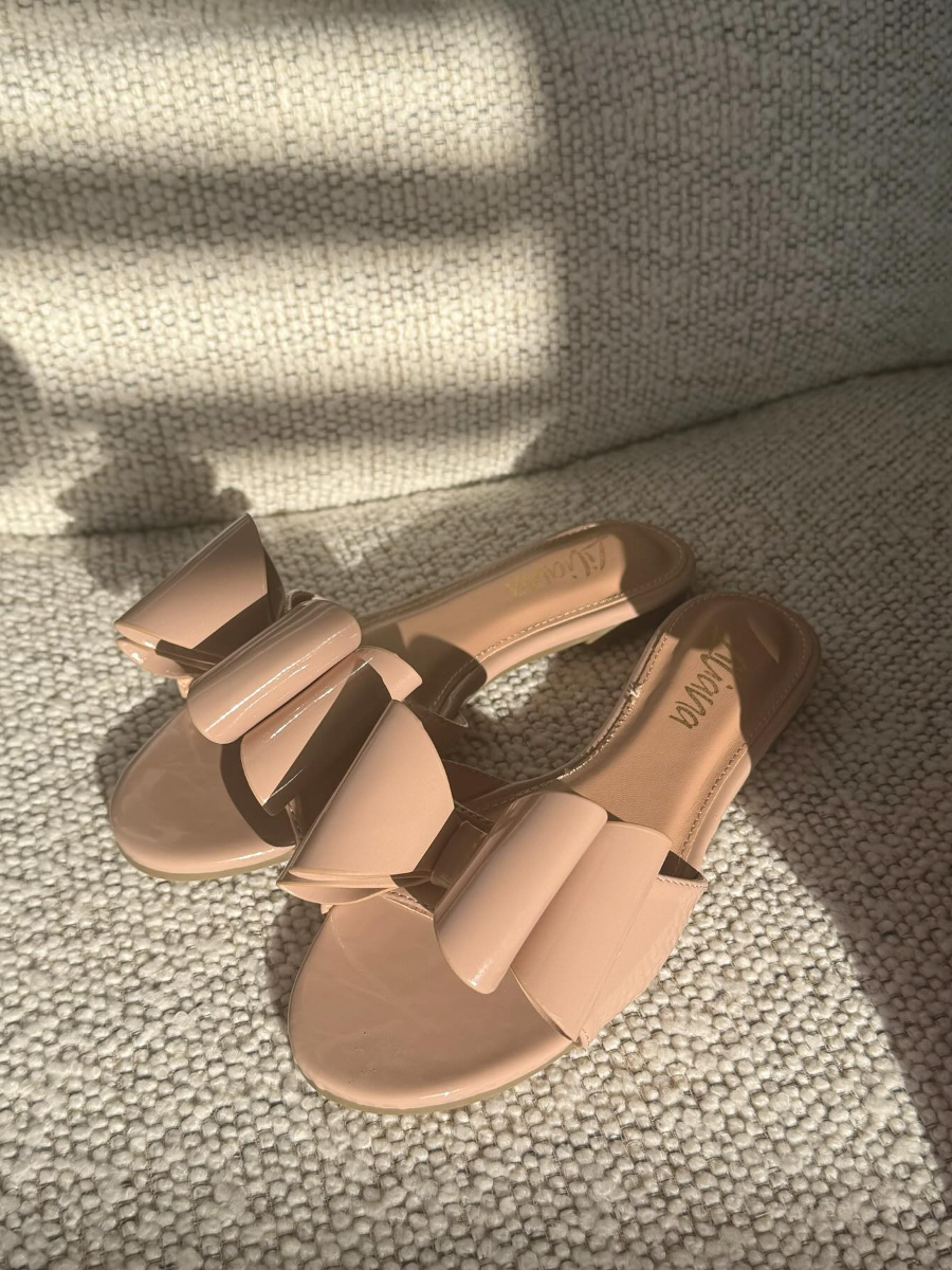 Shiny leather bow slippers