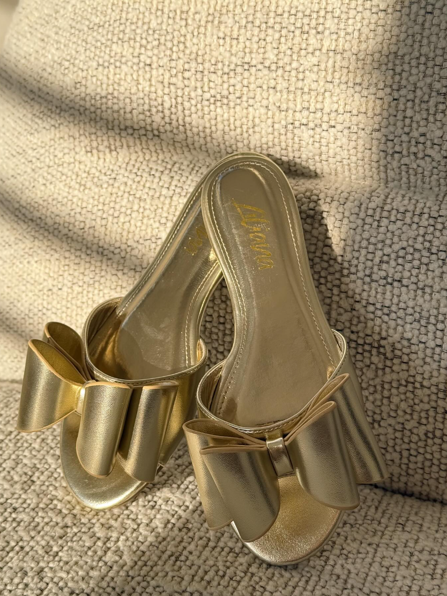Shiny leather bow slippers