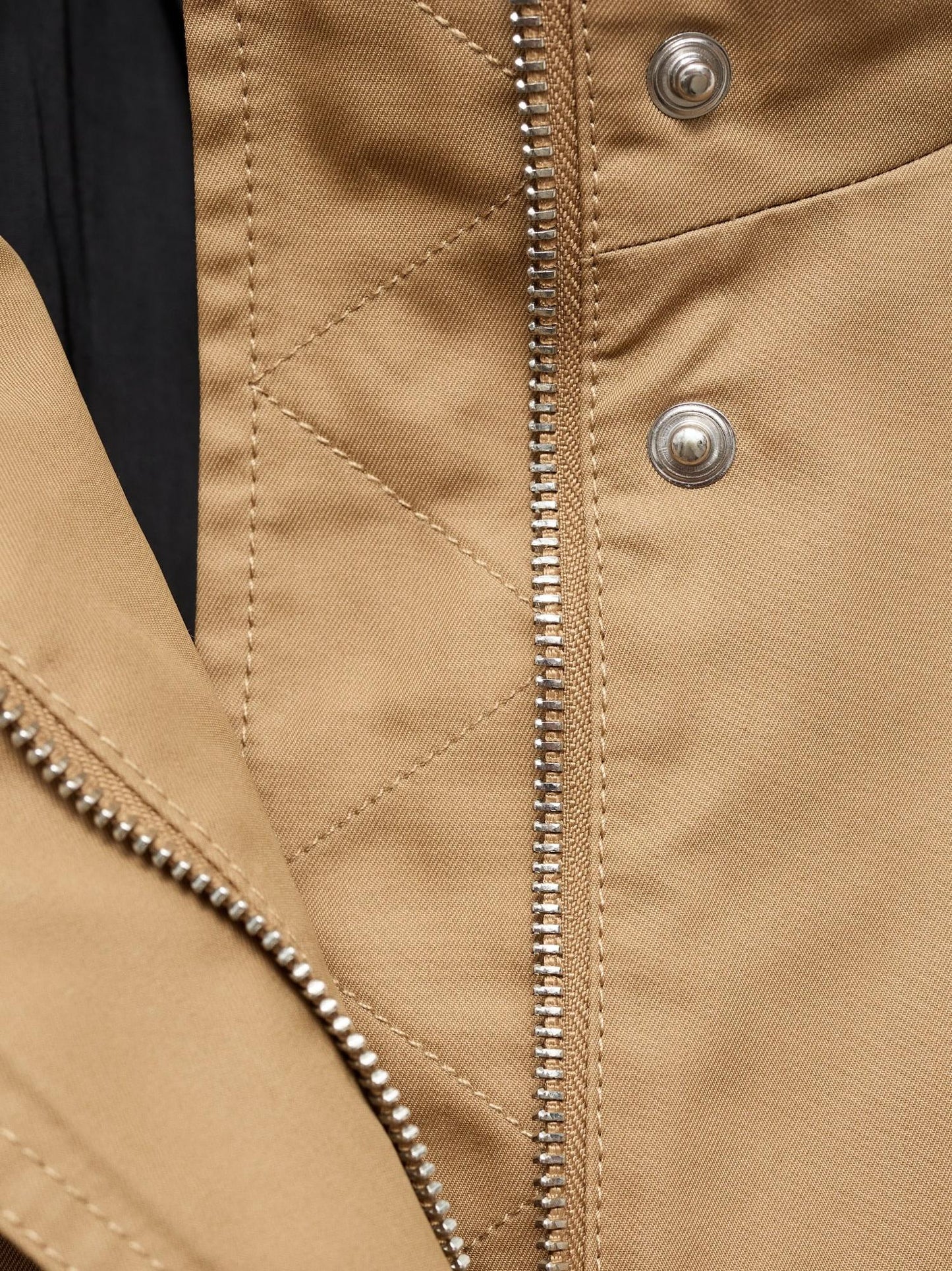 Stylish Khaki Jacket with Functional Pockets