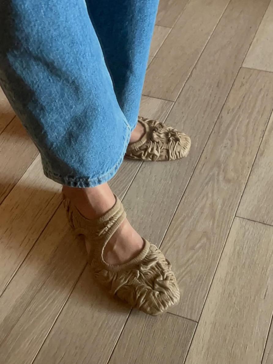 Stylish Women's Flats with Artistic Leather Detailing