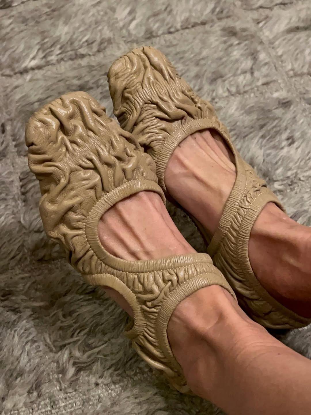 Stylish Women's Flats with Artistic Leather Detailing