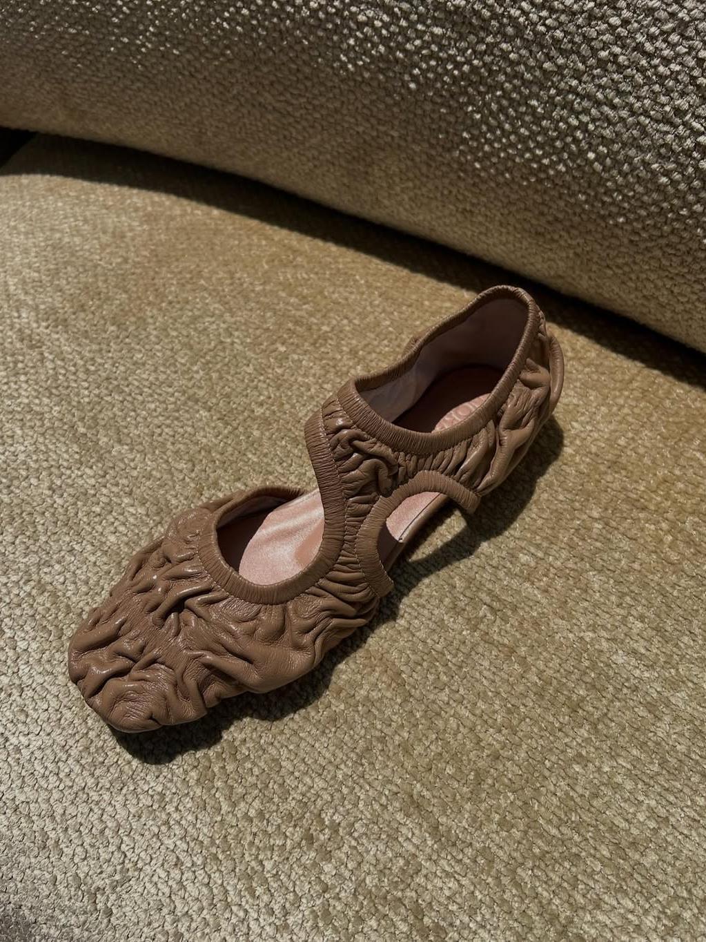 Stylish Women's Flats with Artistic Leather Detailing