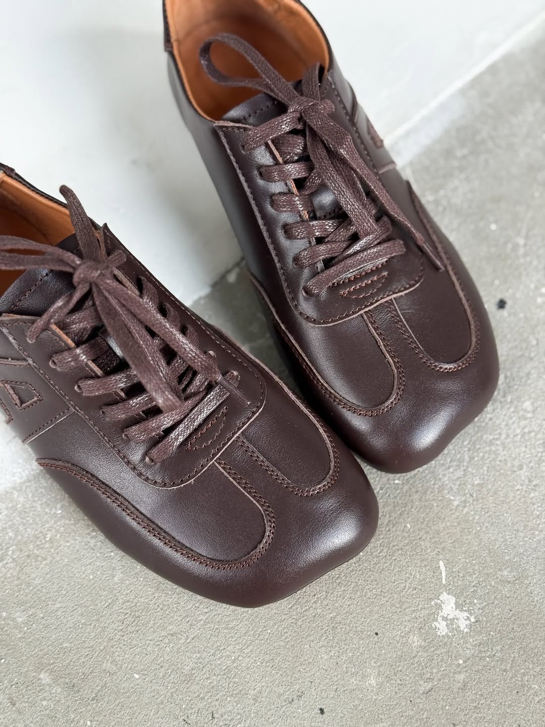 Elegant Decorative Patterns Brown Flats