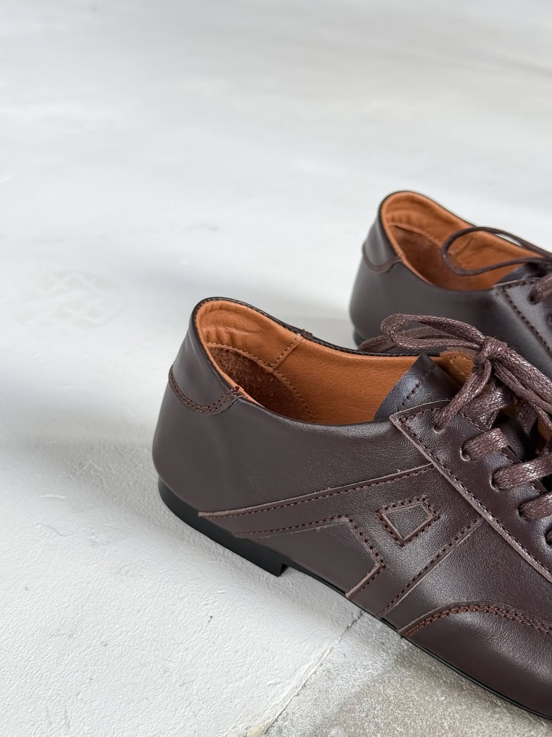 Elegant Decorative Patterns Brown Flats