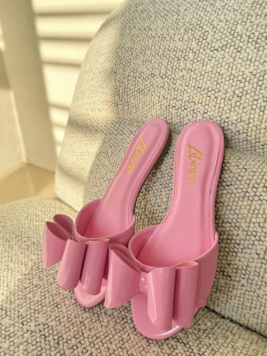Shiny leather bow slippers